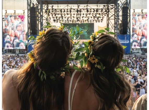 Two women watching Sommo Festival