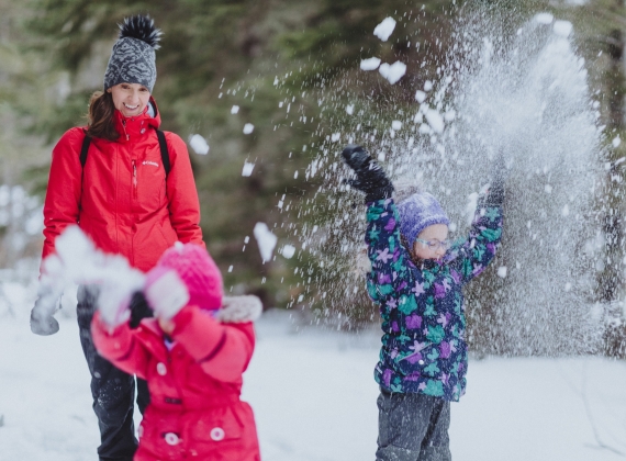 Family playing in snow at Mount Carleton Provincial Park/Parc Provincial Mount Carleton